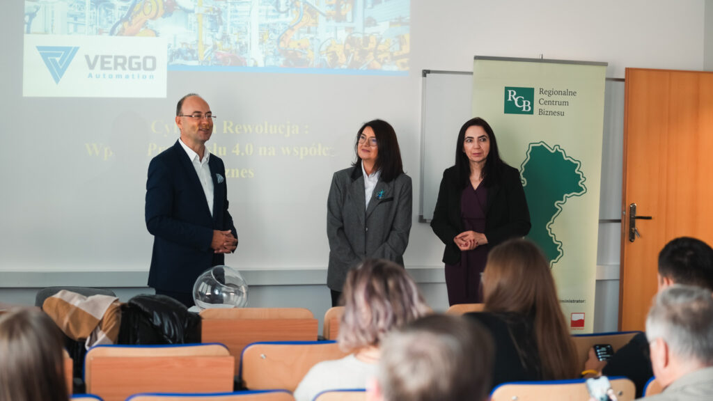 wystąpienie gospodarzy: Ewy Kraus, Dziekana Wydziału Nauk Stosowanych Akademii Humanitas, dr Anity Labus, Dyrektora Generalnego Śląskiego Klubu Biznesu oraz Miłosza Omastki, Prezesa Śląskiego Klubu Biznesu.