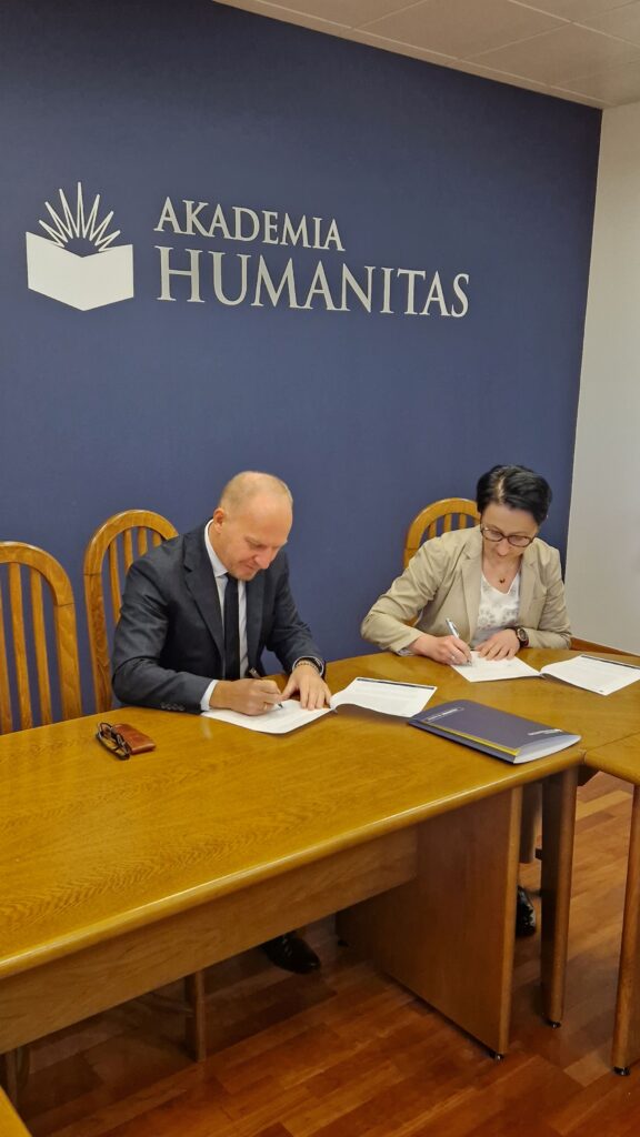Podpisanie porozumienia w Akademii Humanitas.