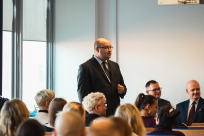 Zdjęcie przedstawia dr. Aleksandra Kwaśniaka przemawiającego na wydarzeniu