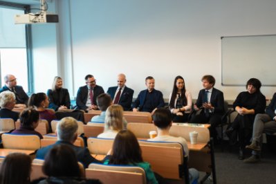 Na zdjęciu siwdzą prelegenci biorący udział w wydarzeniu:
Tomasz Gurdek - adwokat
Ewa Śliwoń - adwokat
Sławomir Sola – prokurator, Prokuratura Okręgowa w Gliwicach
Katarzyna Szołtysik – prokurator, Prokuratura Okręgowa w Gliwicach, Naczelnik I Wydziału Śledczego
Jarosław Łysio – ławnik, Sąd Rejonowy Katowice-Zachód w Katowicach, VII Wydział Pracy i Ubezpieczeń Społecznych
dr Łukasz Strzępek – starszy referendarz sądowy, Wojewódzki Sąd Administracyjny w Gliwicach
Przemysław Nowiński – komornik sądowy przy Sądzie Rejonowym w Będzinie
Małgorzata Giemza – radca prawny.