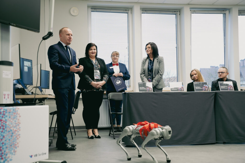 Przedstawiciele władz Akademii Humanitas podczas uroczystego otwarcie Laboratorium symulacji i badań Technologii VR i Robotyki.
