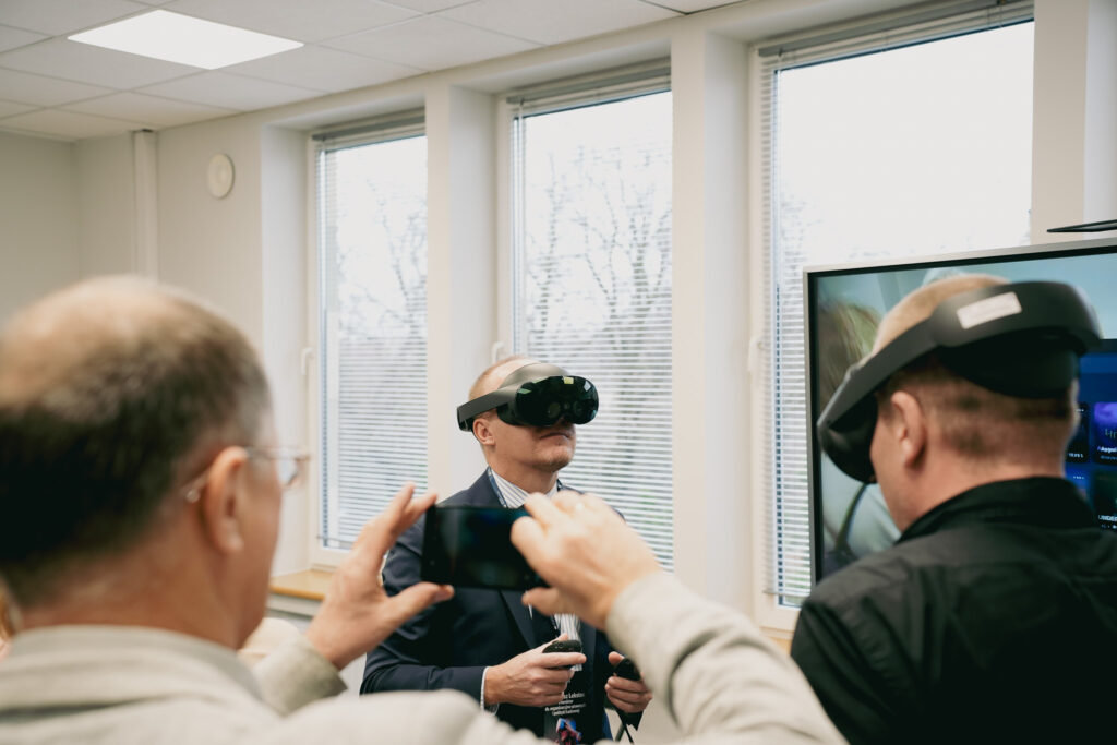 Otwarcie Laboratorium symulacji i badań Technologii VR i Robotyki.