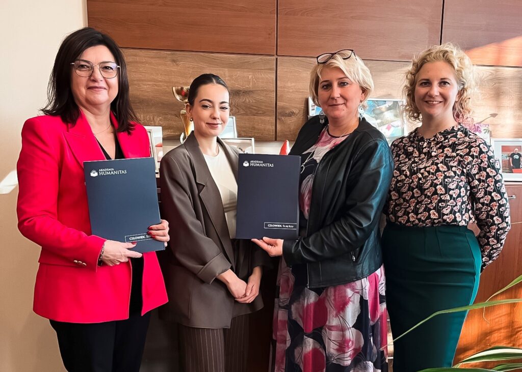 Podpisanie umowy z I Liceum Ogólnokształcące im. Tadeusza Kościuszki w Jaworznie, na zdjęciu Dyrektor Patrycja Pietraszczyk, Dyrektor Patrycja Pietraszczyk, a Akademię Humanitas reprezentował Rektor dr Mariusz Lekston. W uroczystości wzięli również udział: Dziekan Wydziału Nauk Stosowanych - Ewa Kraus oraz dr Anna Piętoń, adiunkt Wydziału Psychologii Akademii Humanitas.