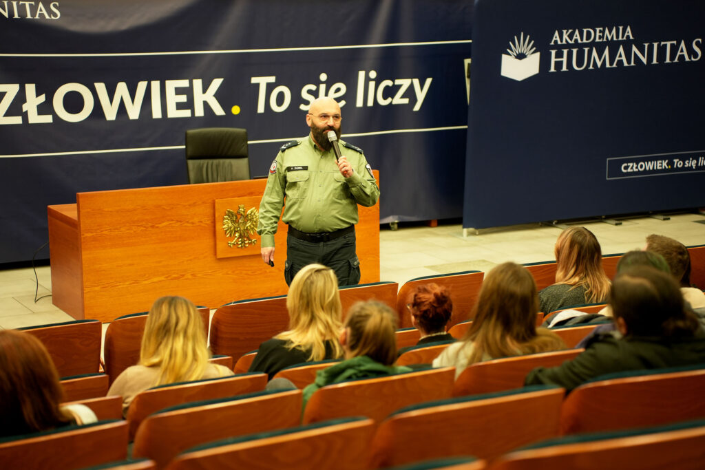 Przedstawiciel Izby Skarbowej prowadzi wykład dla studentów Akademii Humanitas.