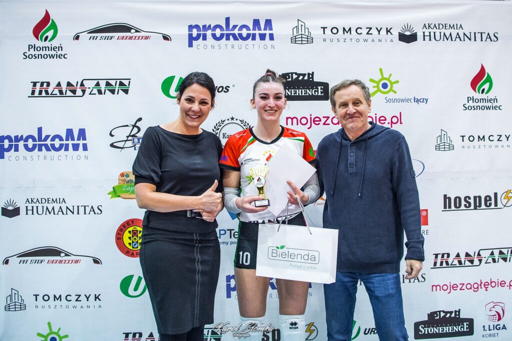 Wicekanclerz Akademii Humanitas Agata Dudek z zawodniczką oraz trenerem klubu sportowego Trans-Ann Płomień Sosnowiec.