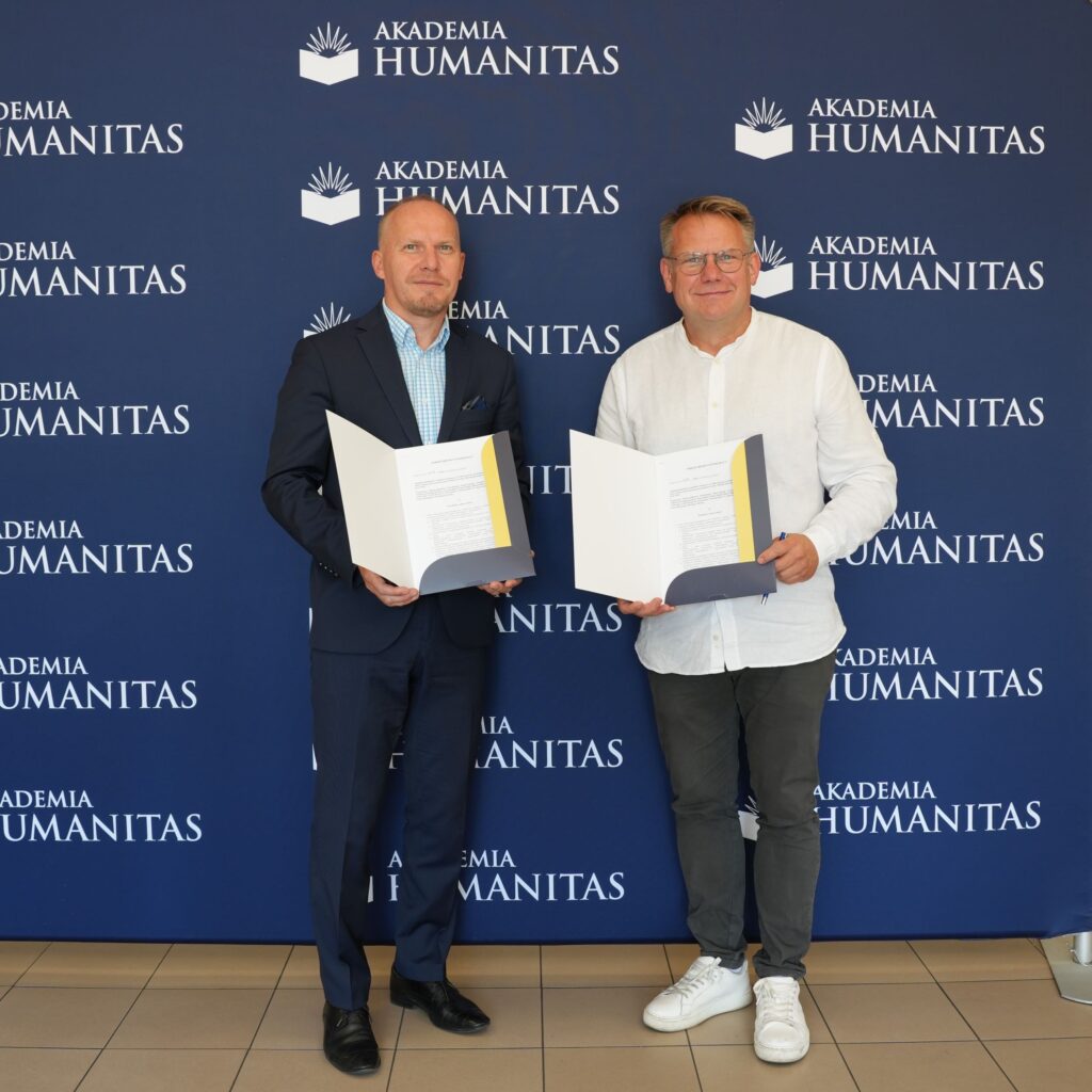 Na zdjęciu Rektor AH dr Mariusz Lekston oraz Przewodniczący KM Mirosław Soboń pozują na ściance po podpisaniu porozumienia