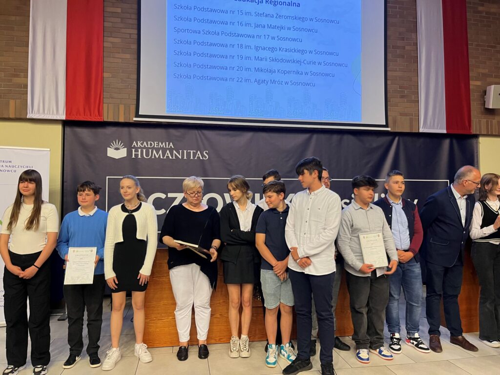 Zdjęcie grupowe laureatów konkursu