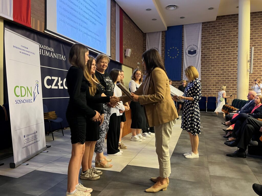 Na zdjęciu Monika Cholewa, dyrektor Miejskiego Ośrodka Pomocy Społecznej, oraz dr Magdalena Boczkowska z Zagłębiowskiej Mediateki wręczające nagrody.