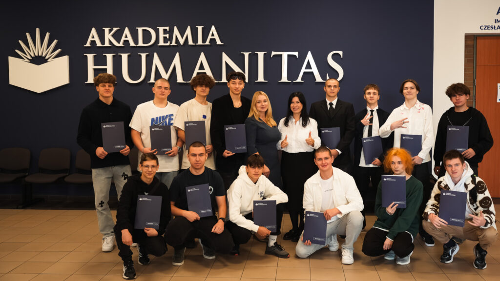 Uczestnicy kursu języka polskiego pozują z certyfikatami ukończenia 