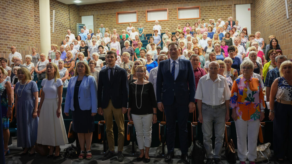 Zdjęcie grupowe wszystkich uczestników uroczystości zakończenia Roku Akademickiego UTW