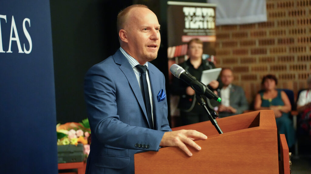Na zdjęciu Rektor Akademii Humanitas Mariusz Lekston przemawiający podczas zakończenia UTW