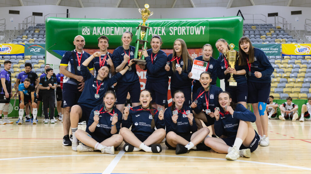Zdjęcie przestawia siatkarki AZS Humanitas