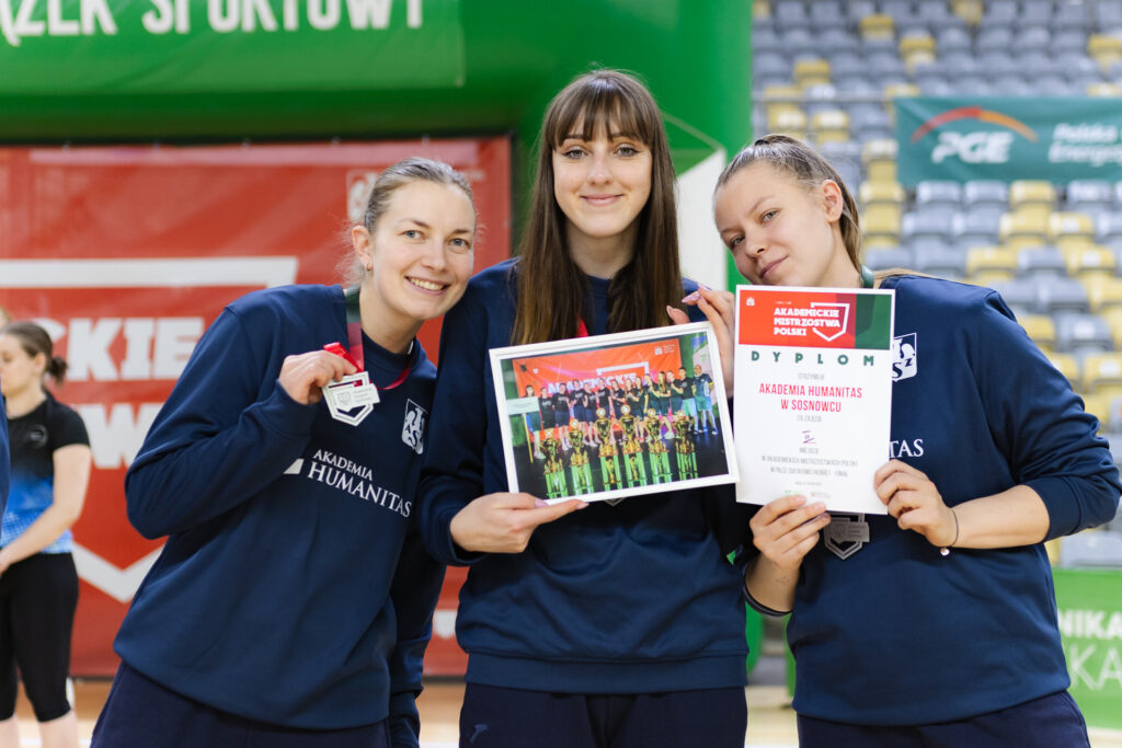 Zdjęcie przestawia siatkarki AZS Humanitas