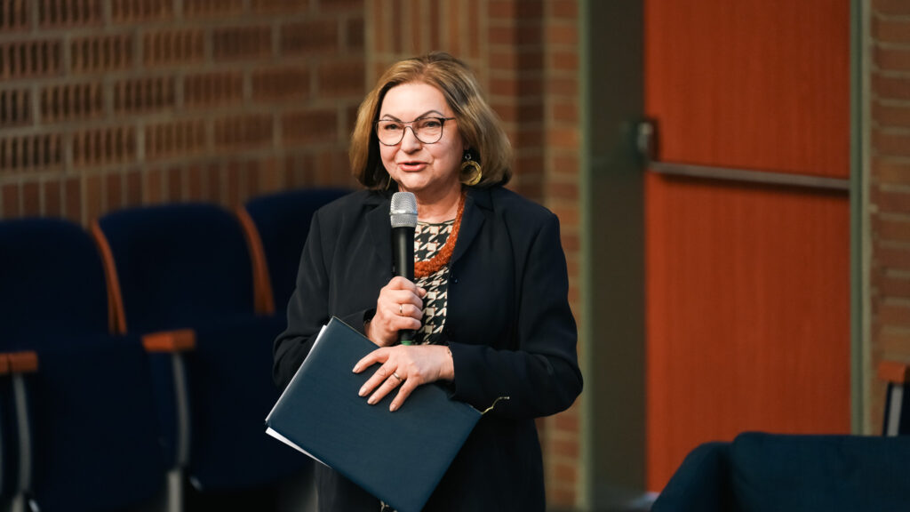 Profesor Bożena Marzec - zdjęcie z konferencji pedagogicznej - Na pograniczu Nauk