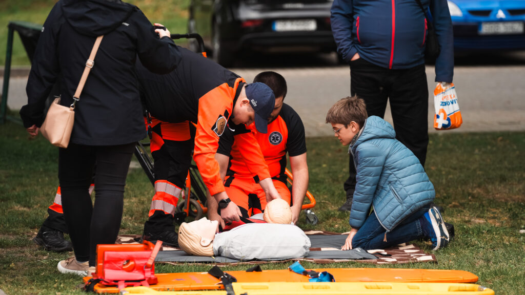 Zdjęcie stanowiska nauki pierwszej pomocy z Pikniku Naukowego w Rybniku
