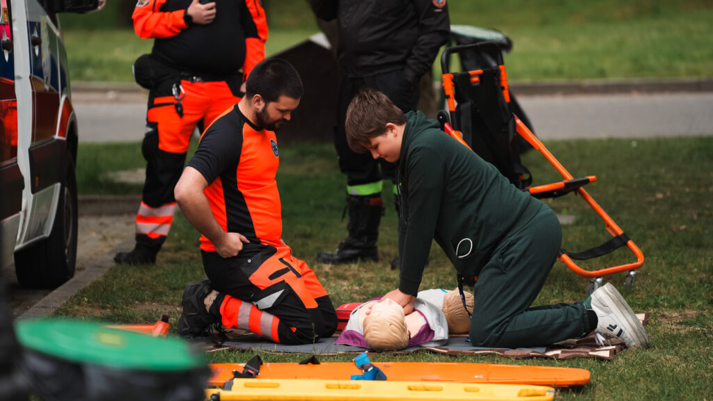 Zdjęcie stanowiska nauki pierwszej pomocy z Pikniku Naukowego w Rybniku