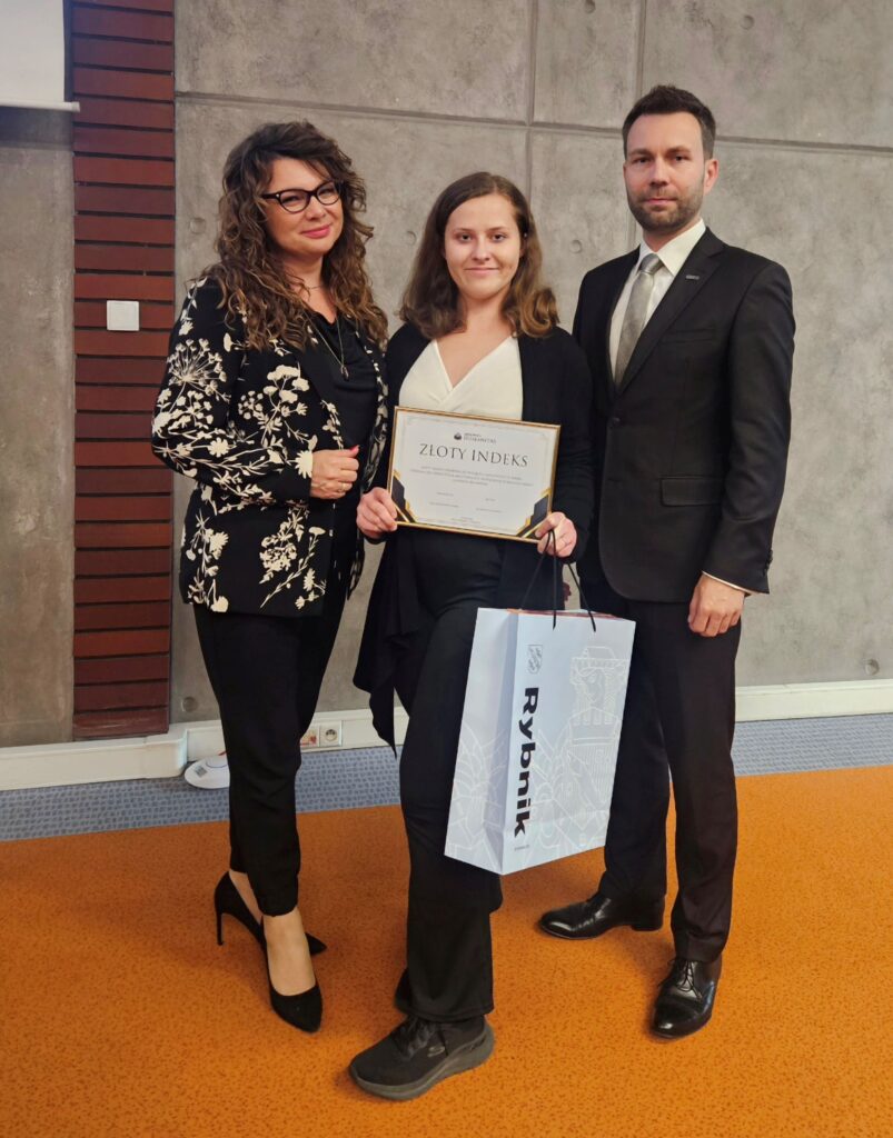 Na zdjęciu laureatka konkursu z osobami towarzyszącymi