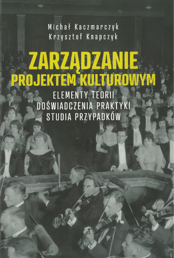Okładka książki przedstawia archiwalne, czarno-białe zdjęcie sali koncertowej wypełnionej publicznością w eleganckich strojach oraz orkiestrą grającą na pierwszym planie. Na tle fotografii umieszczono tytuł w języku polskim „Zarządzanie projektem kulturowym” zapisany dużą, żółtą czcionką. Poniżej znajduje się podtytuł: „Elementy teorii, doświadczenia praktyki, studia przypadków”. U góry widnieją nazwiska autorów: Michał Kaczmarczyk i Krzysztof Knapczyk.