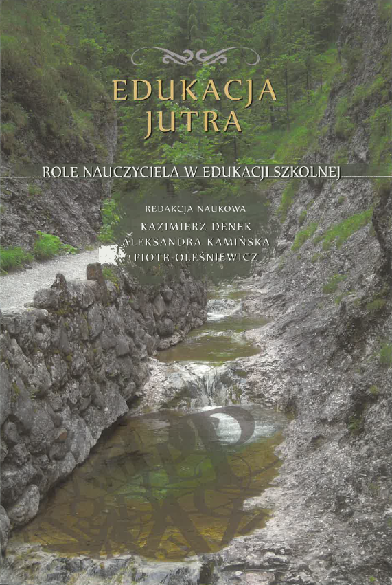 Okładka książki „Edukacja Jutra. Role nauczyciela w edukacji szkolnej”. Tło stanowi fotografia wąskiego, skalistego wąwozu z płynącym potokiem i zieloną roślinnością na zboczach. W górnej części umieszczono tytuł książki, poniżej podtytuł dotyczący roli nauczyciela. W środkowej części znajdują się nazwiska redaktorów naukowych: Kazimierz Denek, Aleksandra Kamińska i Piotr Oleśniewicz. Całość utrzymana jest w naturalnej, zielono-szarej kolorystyce i ma spokojny, refleksyjny charakter.