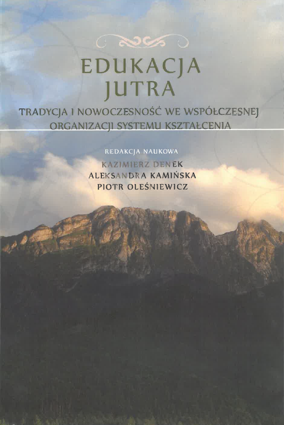 Okładka książki przedstawia górski krajobraz z oświetlonym szczytem na tle jasnego, lekko zachmurzonego nieba. Na górze widnieje tytuł „Edukacja jutra”, a poniżej podtytuł dotyczący tradycji i nowoczesności we współczesnej organizacji systemu kształcenia. W środkowej części umieszczono nazwiska redaktorów naukowych: Kazimierz Denek, Aleksandra Kamińska i Piotr Oleśniewicz. Całość utrzymana jest w stonowanej kolorystyce, z czytelną, elegancką typografią.