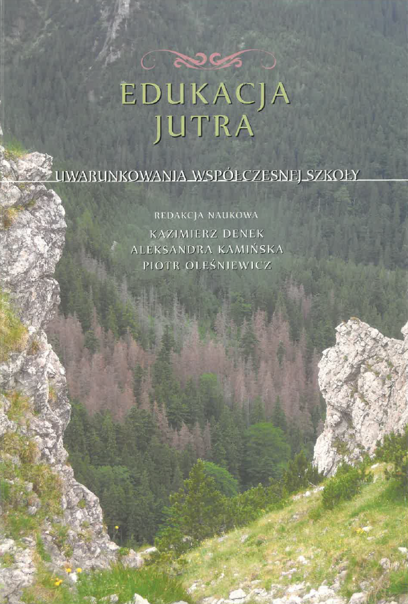Okładka książki „Edukacja jutra. Uwarunkowania współczesnej szkoły” przedstawia górski krajobraz z widokiem na dolinę porośniętą lasem. Na pierwszym planie widoczne są jasne skały oraz fragment zielonego zbocza. W centralnej części umieszczono tytuł książki oraz informacje o redaktorach: Kazimierz Denek, Aleksandra Kamińska i Piotr Oleśniewicz. Całość ma stonowaną kolorystykę, z przewagą zieleni i szarości, a tekst jest wyraźnie kontrastujący z tłem.