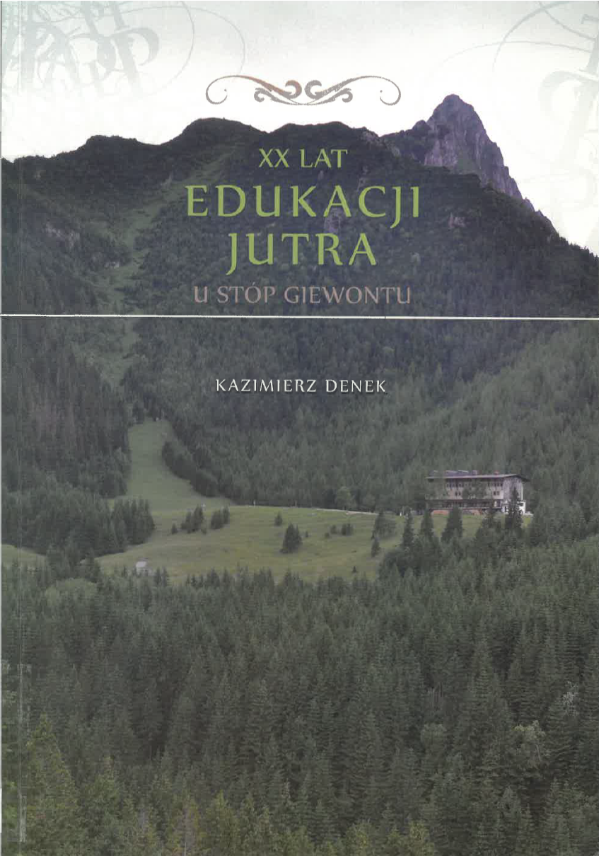 Okładka książki „XX lat Edukacji Jutra u stóp Giewontu” autorstwa Kazimierza Denka. Tło stanowi fotografia górskiego krajobrazu z widocznym masywem Giewontu, zalesionymi zboczami oraz polaną, na której stoi pojedynczy budynek. W górnej części umieszczono tytuł książki, a poniżej nazwisko autora. Kolorystyka jest stonowana, dominują odcienie zieleni i szarości. Całość ma spokojny, naturalny charakter, nawiązujący do miejsca wydarzenia.