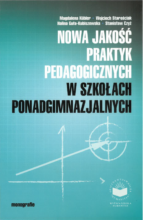 Okładka książki „Nowa jakość praktyk pedagogicznych w szkołach ponadgimnazjalnych”. Tło ma gradient w odcieniach turkusu i niebieskiego, z delikatną siatką przypominającą papier techniczny. W dolnej części widoczny jest prosty, szkicowy rysunek osi i wykresu zakończonego symbolem celu. Centralnie umieszczono duży tytuł w białym i czarnym kolorze. W górnej części znajdują się nazwiska autorów, a w dolnej logo wydawnictwa oraz oznaczenie serii „monografie”.