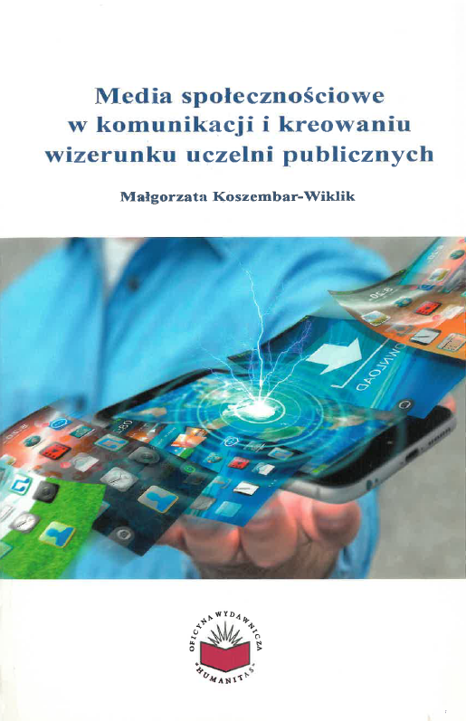 Okładka książki „Media społecznościowe w komunikacji i kreowaniu wizerunku uczelni publicznych” autorstwa Małgorzaty Koszembar-Wiklik. W górnej części znajduje się tytuł na jasnym tle. Poniżej widoczna jest dłoń trzymająca smartfon, z którego „wychodzą” kolorowe ikony aplikacji i elementy interfejsu, symbolizujące media cyfrowe. Na dole znajduje się logo wydawnictwa. Całość ma nowoczesny, technologiczny charakter.