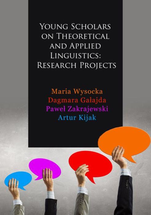 Okładka książki „Young Scholars on Theoretical and Applied Linguistics: Research Projects”. W górnej części znajduje się czarne pole z białym tytułem oraz nazwiskami autorów zapisanymi różnymi kolorami. W dolnej części widoczne są uniesione ręce trzymające kolorowe dymki dialogowe, symbolizujące komunikację i język. Tło jest jasnoszare. Całość nawiązuje do tematyki językoznawstwa i badań nad komunikacją.