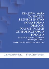 Okładka ma niebieskie tło z geometrycznymi, prostokątnymi kształtami w górnej części. Pośrodku znajduje się biały tekst z tytułem i podtytułem publikacji. U dołu okładki umieszczono biały pasek z nazwiskami autorek. Kompozycja ma minimalistyczny i uporządkowany charakter.