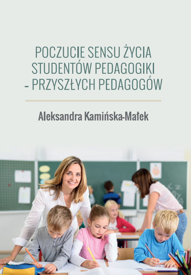 Okładka publikacji na jasnym tle. U góry widoczny jest tytuł „Poczucie sensu życia studentów pedagogiki – przyszłych pedagogów” oraz nazwisko autorki Aleksandry Kamińskiej Małek. Poniżej przedstawiono scenę z sali lekcyjnej, w której nauczycielka pracuje z grupą dzieci siedzących przy stolikach.