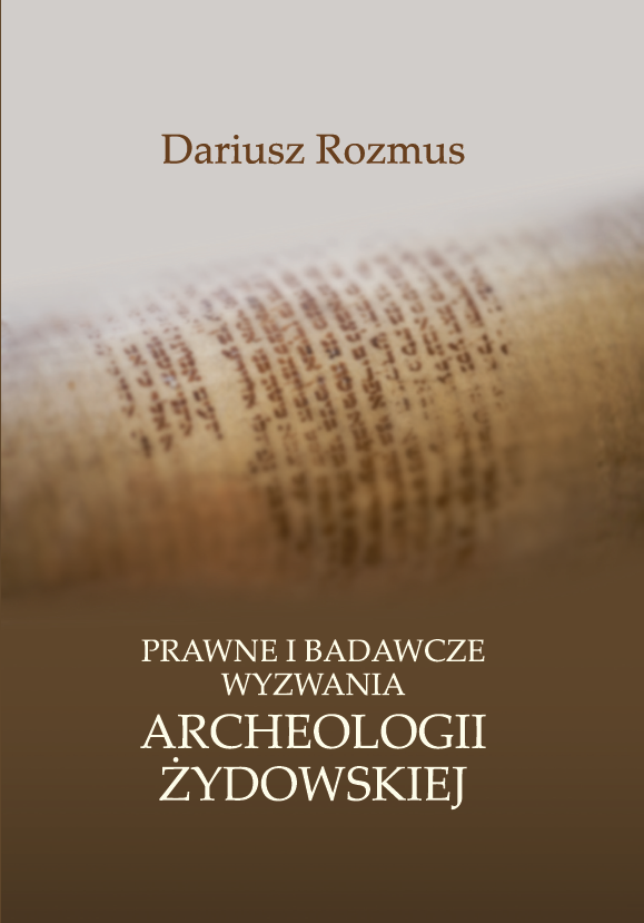 Okładka książki „Prawne i badawcze wyzwania archeologii żydowskiej” autorstwa Dariusza Rozmusa. Górna część zawiera nazwisko autora na jasnym tle. Centralną część zajmuje rozmyte zbliżenie na starą, pożółkłą kartę z widocznym drukowanym tekstem. Dolna część w brązowej tonacji zawiera biały tytuł książki zapisany dużą czcionką.