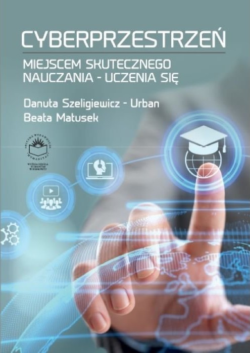 Okładka w niebiesko-turkusowej tonacji. U góry tytuł „Cyberprzestrzeń miejscem skutecznego nauczania – uczenia się”. Poniżej nazwiska autorek: Danuta Szeligiewicz-Urban oraz Beata Matuszek. W centralnej części widoczna dłoń wskazująca palcem na wirtualną ikonę z symbolem czapki akademickiej, otoczoną świetlnym okręgiem. W tle znajdują się półprzezroczyste elementy graficzne nawiązujące do technologii cyfrowych, takie jak mapa świata i ikony związane z e-learningiem. Po lewej stronie widoczne jest logo uczelni.