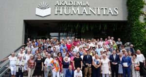 Na zdjęciu wszyscy słuchacze UTW stojący na schodach przed Akademią Humanitas