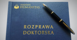 Okładka teczki z napisem Rozprawa Doktorska, na któej leży pióro