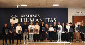 Uczestnicy kursu języka polskiego pozują z certyfikatami ukończenia kursu