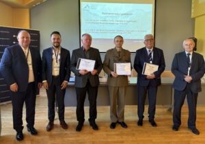 Na zdjęciu Rektor Akademii Humanitas w Sosnowcu, prof. AH dr hab. Michał Kaczmarczyk, Dziekan Wydziału Humanistyczno-Społecznego Uniwersytetu Bielsko-Bialskiego, prof. dr hab. Ernest Zawada, Dyrektor Instytutu Pedagogiki Uniwersytetu Rzeszowskiego, prof. UR dr hab. Ryszard Pęczkowski oraz Zastępca Dyrektora Instytutu Działań Informacyjnych, Akademia Sztuki Wojennej w Warszawie, prof. ASzWoj płk dr hab. Zbigniew Leśniewski