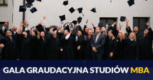 Uczestnicy Gali Graudacyjnej MBA podrzucają birety na zakończenie uroczystości