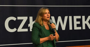 Na zdjęciu Maja Popielarska podczas wykładu na auli Akademii Humanitas