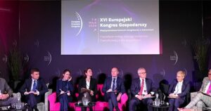 Na zdjęciu uczestnicy panelu dyskusyjnego na EKG: Paulina Brzezicka, Anna Flavia D'Amelio, prof. dr hab. inż. Arkadiusz Mężyk, Michał Chomczyk, Eliza Kruczkowska, prof. dr hab. inż. Maria Mrówczyńska, dr Mariusz Filipek oraz prof. dr hab. Łukasz Sułkowski