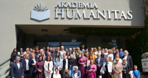 Uczestnicy Konferencji Pedagogicznej na schodach Akademii Humanitas