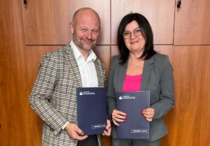 Podpisanie porozumienia o współpracy w ramach SWE. Na zdjęciu: Ewa Kraus - Dziekan Wydziału Nauk Stosowanych AH oraz Paweł Kaszyca - Dyrektor Zespołu Szkół nr 3 w Rybniku.