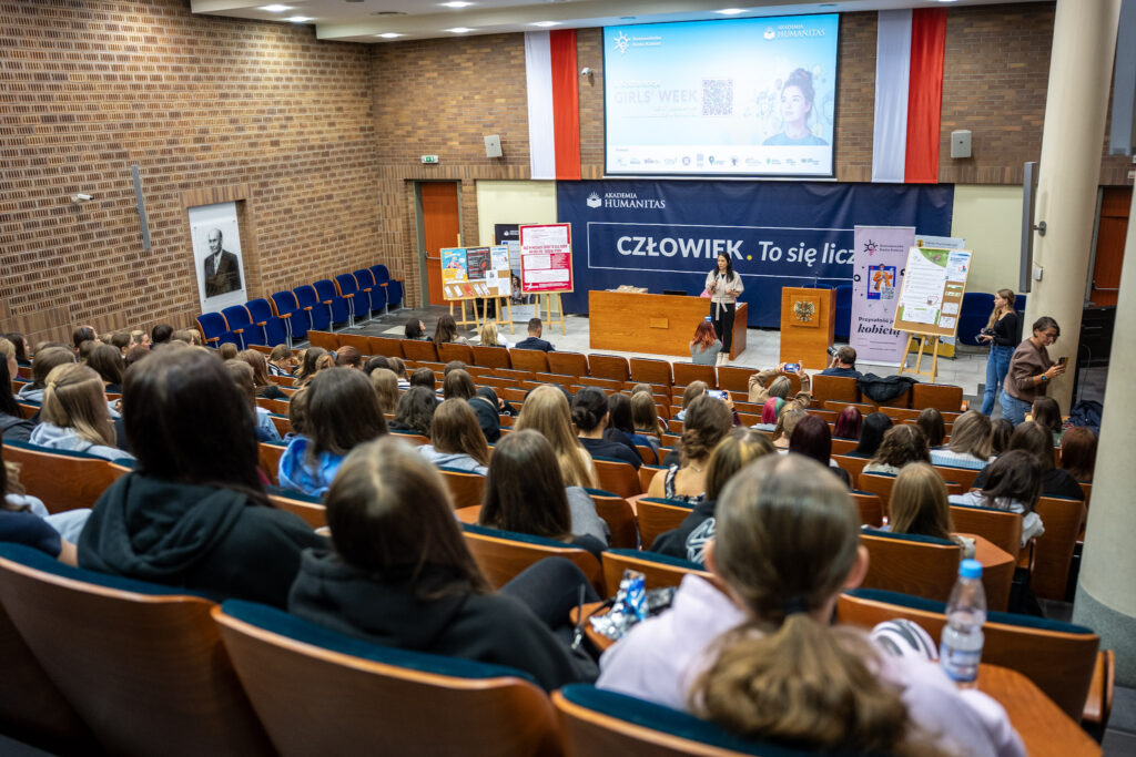 Wydarzenie Girls Week w Akademii Humanitas. Zdjęcie przedstawia aulę, na której trwa wykład.