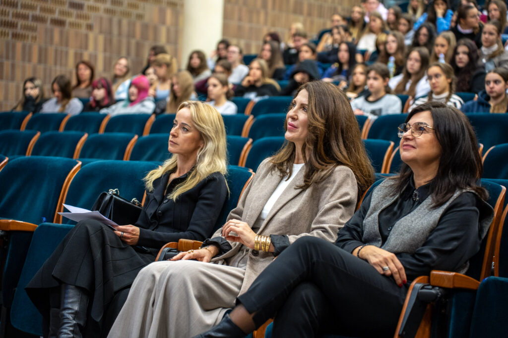 Aula w Akademii Humanitas. Na krzesłach siedzą uczestniczki wydarzenia Girls week.