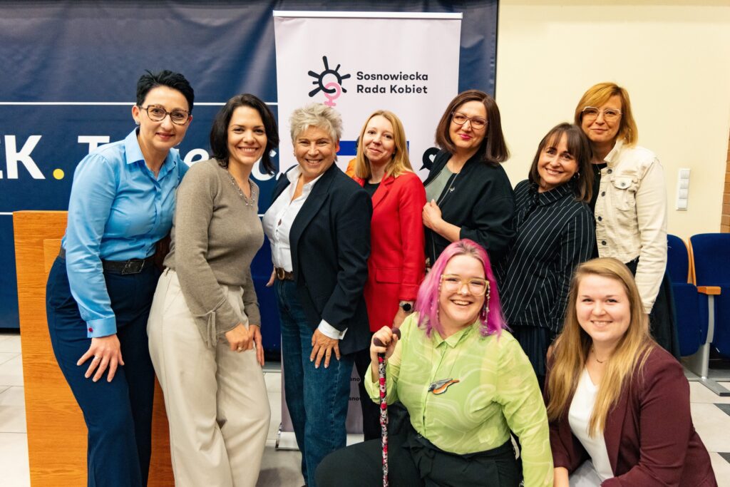 Organizatorki wydarzenia Girls week. Uśmiechnięte kobiety pozują do zdjęcia na granatowym tle.