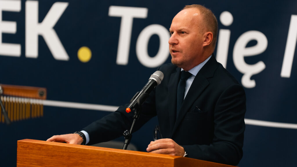 Rektor Akademii Humanitas przemawia podczas inauguracji Uniwersytetu Trzeciego Wieku.