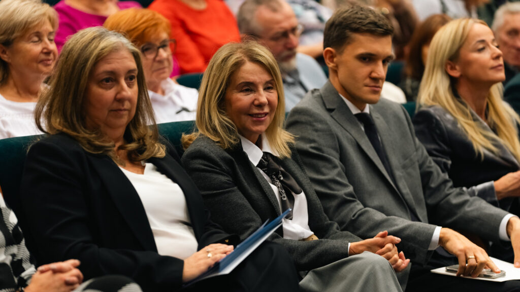 Przedstawiciele władz samorządowych i państwowych na inauguracji Uniwersytetu Trzeciego Wieku w Akademii Humanitas.