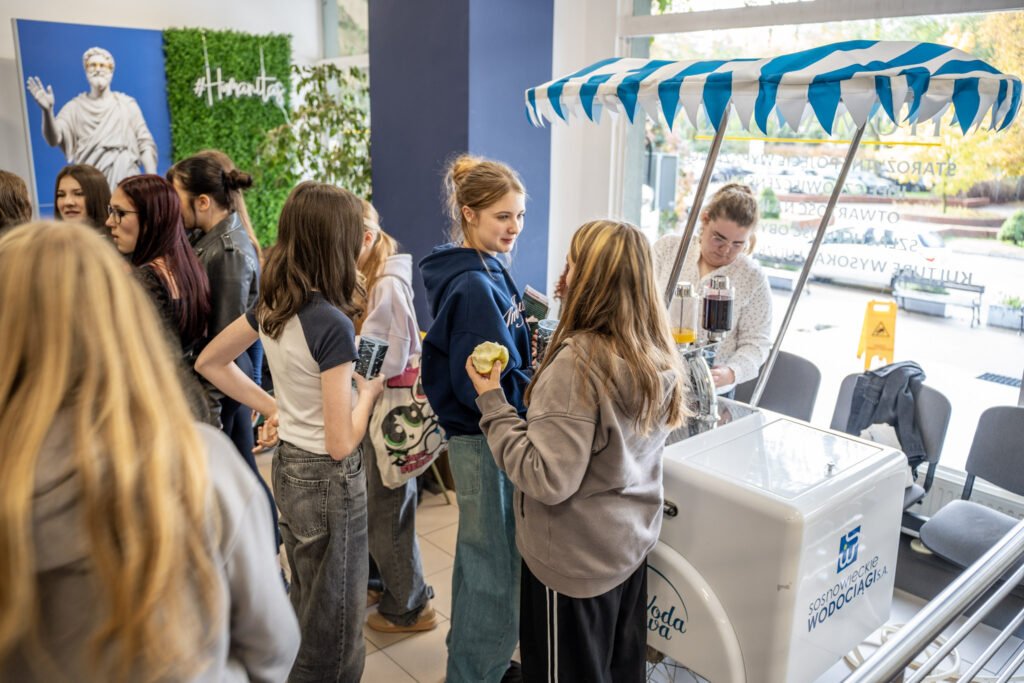 Grupa dziewcząt uczestniczy w wydarzeniu Girls Week.