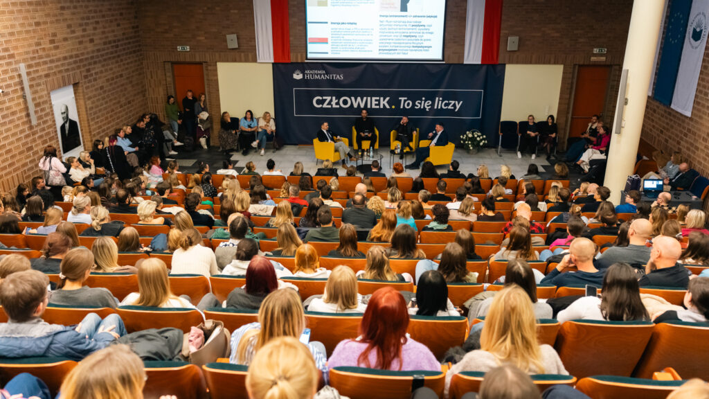 Debata w Akademii Humanitas – prelegenci rozmawiają na scenie przed pełną salą uczestników.
