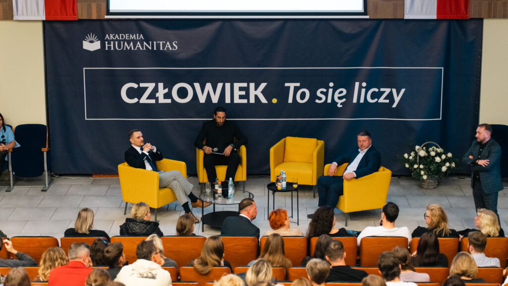 Debata w Akademii Humanitas – prelegenci rozmawiają na scenie.